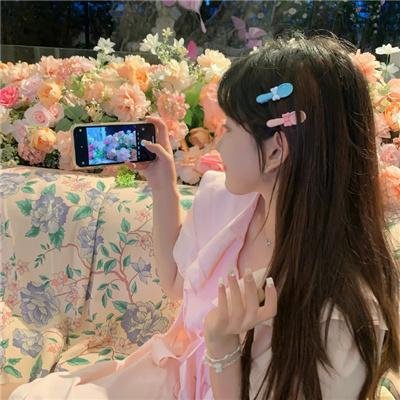 泳池里的男孩